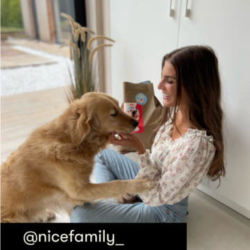 Une cliente Just Russel caresse son chien à côté d'un paquet de croquettes