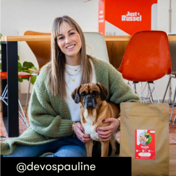 Une cliente Just Russel et son chien pose à côté d'un sachet de croquettes