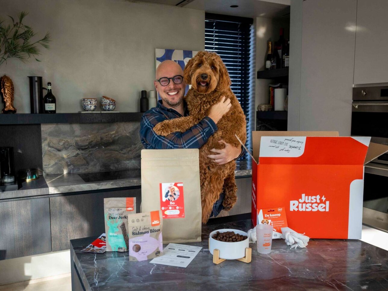 Nourriture personnalisée, un homme qui tient son chien