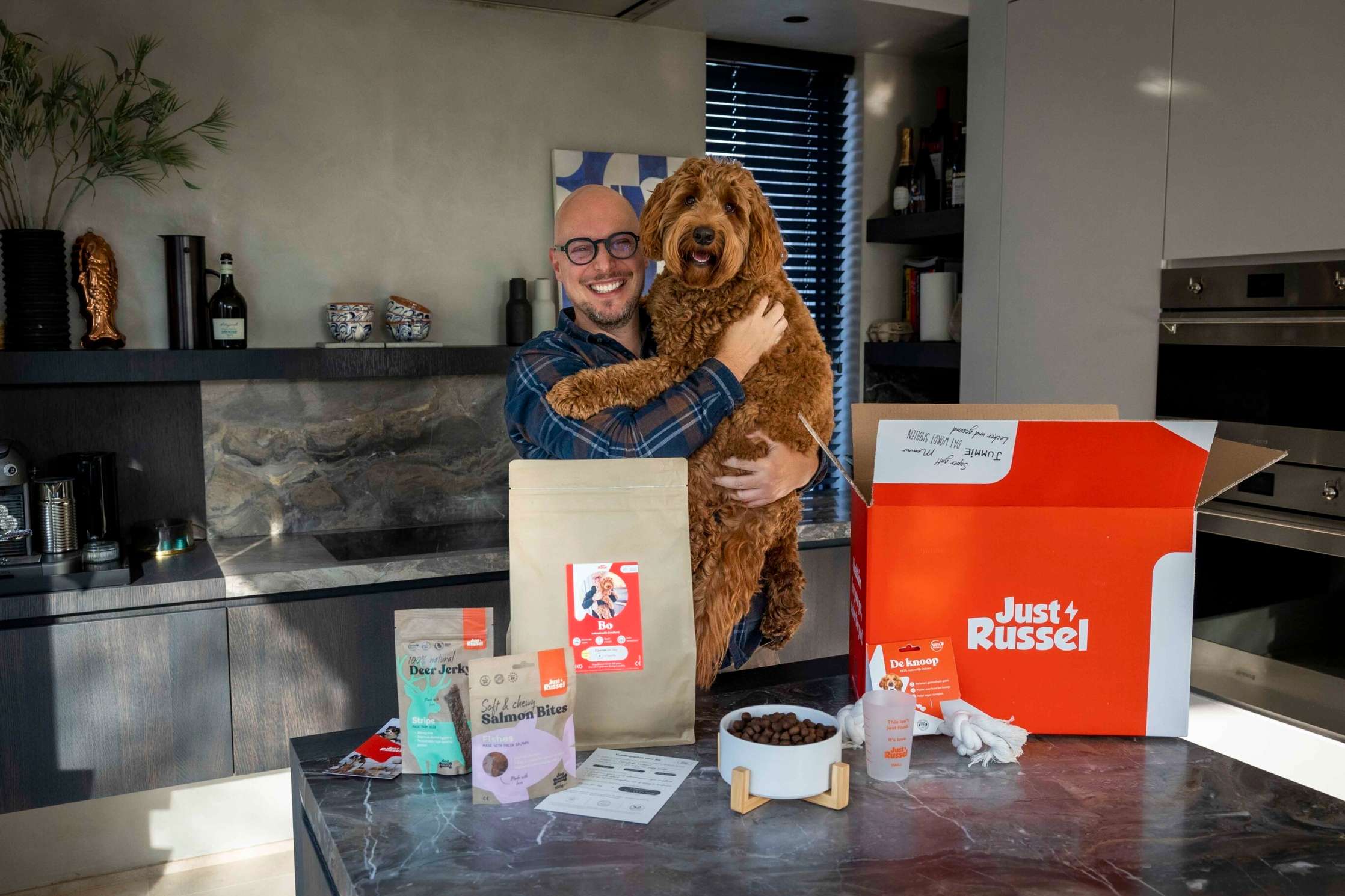 Nourriture personnalisée, un homme qui tient son chien