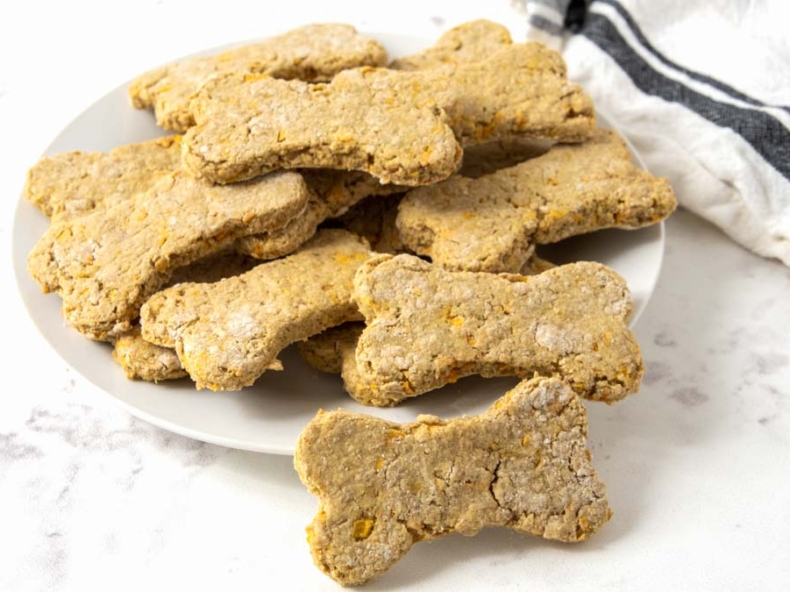 biscuits pour chien en forme d'os fait maison