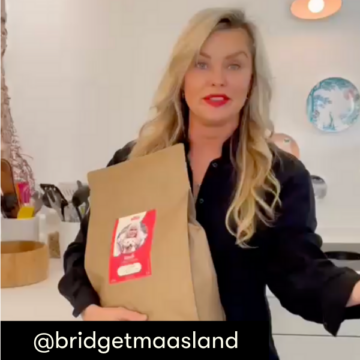 Une cliente Just Russel tient un paquet de croquette dans ses bras