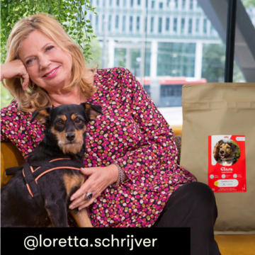 Une cliente Just Russel caresse son chien à côté d'un paquet de croquettes