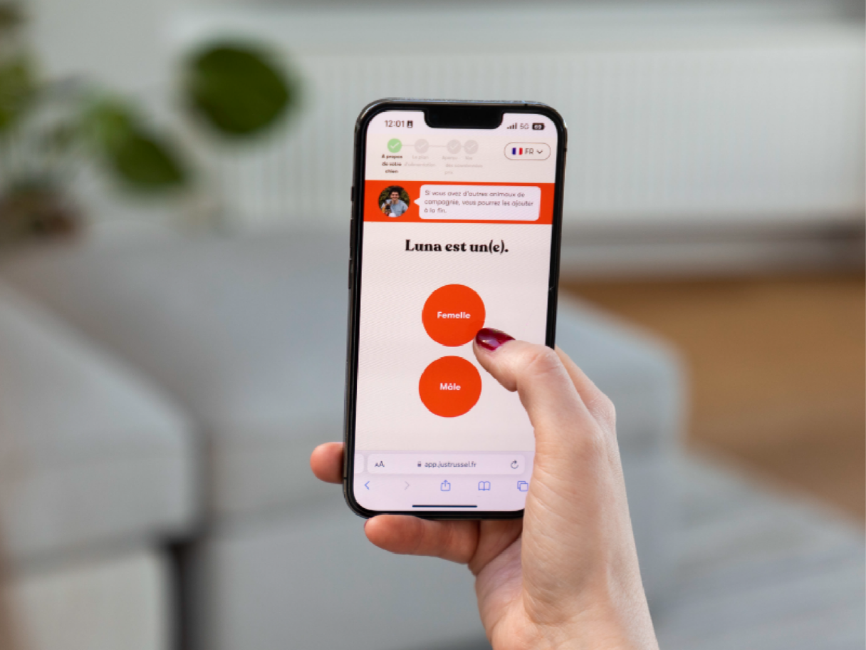 Un client Just Russel rempli le formulaire sur l'application